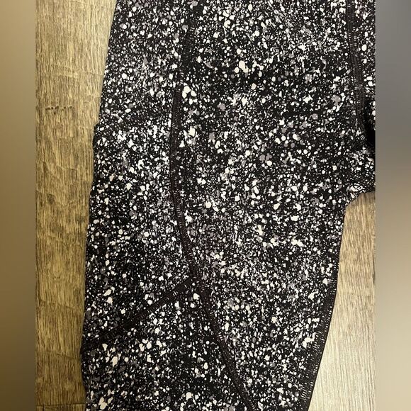 Lululemon Outrun 17" Crop in Splatter White Black Size 4 Full-On Luxtreme - Picture 9 of 10